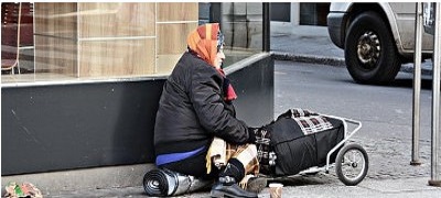 poverty homeless frankfurt beggar woman previeweb2