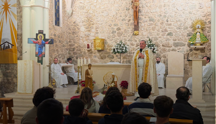 El obispo de Getafe se reúne con los jóvenes de la diócesis para rezar y hablar de la vocación al matrimónio y la familia