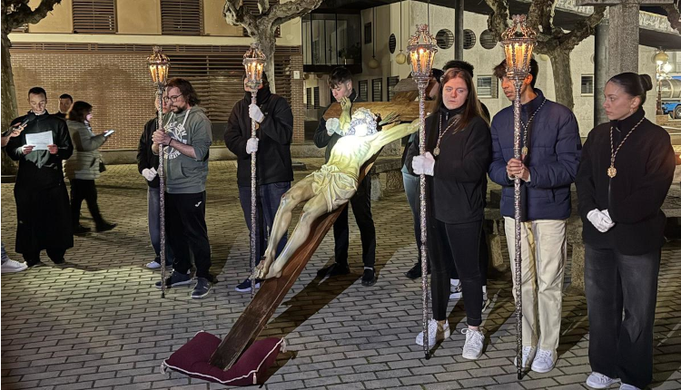 Encuentro mensual obispo y jóvenes